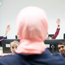 Kopftuch, Kruzifix und Kippa – das gilt in den Schulen Lehrerin mit Kopftuch löst heftige Debatten aus - in der Gemeinde Eschenbach SG wehrten sich Eltern. Antworten auf die fünf wichtigsten Fragen zu Religionsfreiheit