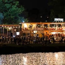 Das Festival flutet die Bühne mit alten Stromfressern Blick von aussen auf einen Spielort des Theaterspektakels Zürich.