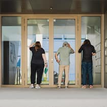 Wer hinter der miesen Porno-Falle steckt Fiese Porno-Falle: Das Beobachter-Rechercheteam schaut in Steinhausen ZG durch die Eingangstür eines Bürogebäudes; Angebliche Sex-Abos Wer hinter der fiesen Porno-Falle steckt Seit Jahren werden unbescholtene Bürger wegen angeblicher Sexabos zur Kasse gebeten. Die Hintermänner waren unbekannt. Jetzt hat sich der Beobachter an ihre Fersen geheftet.