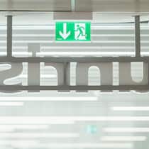 Kein Provider kassiert so viele Beschwerden wie Sunrise Ein Sunrise-Schriftzug von hinten - Immer mehr Kundinnen sind genervt von ihrem Telefonanbieter – besonders oft bei Sunrise. Doch auch die Konkurrenz legt zu