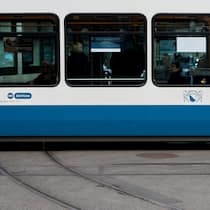 Tram fährt Grossmutter um – Chauffeur unschuldig Ein Tram 2000 der Verkehrsbetriebe Zürich