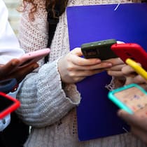 Social-Media-Verbot für Jugendliche in der Schweiz chancenlos Close up of young college students hands holding mobile phones. Teenagers addicted to smartphones and technology. Group of friends sharing content on social media. Technology concept.