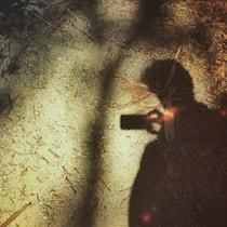 Stalker müssen jetzt mit Gefängnis rechnen Schattenwurf einer Person, die mit einem Smartphone fotografiert.