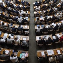 Parlament will über Sammelklagen gar nicht erst diskutieren Nationalraete stimmen unter der Leitung von Nationalratspraesidentin Irene Kaelin, GP-AG, ab, waehrend der Sondersession des Nationalrats, am Mittwoch, 11. Mai 2022 im Nationalrat in Bern. (KEYSTONE/Peter Klaunzer)