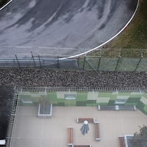 Sie sitzen ohne Straftat im Gefängnis Outdoor area and part of a driveway at the airport prison in Kloten in the canton of Zurich, Switzerland, on January 14, 2016. The airport prison has the departments pretrial detention, corrections and detention pending deportation. (KEYSTONE/Christi…