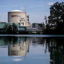Axpo will AKW Beznau künftig bei Hitze länger laufen lassen This picture taken on July 9, 2019, shows a general view of Switzerland's Beznau nuclear plant near Dottingen. - Europe's oldest functioning nuclear reactor, at Switzerland's Beznau plant, will turn 50 next week -- a lifespan deemed dangerously long …