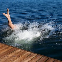 Unfall in der Badi – wer haftet? Eine Person springt kopfüber von einem Steg in ein Strandbad. Wie sieht es in Schweizer Badis bezüglich Haftung aus, wenn sich jemand beim Sprung ins Wasser verletzt? Der Beobachter erklärt die hiesige Rechtslage