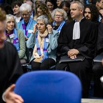 Schweiz will dreimal so viel CO₂ verbrauchen, wie ihr zusteht Rosmarie Wydler-Waelti, co-presidente des Ainees pour le climat et Anne Mahrer, co-presidente des Ainees pour le climat et l'equipe des avocats dont Raphael Mahaim, attendent la Presidente de la Cour Siofra O'Leary, lors de la publication de la decis…