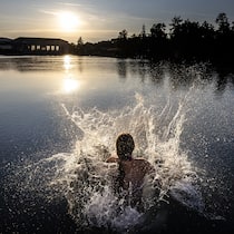 10 Tricks für einen kühlen Kopf Eine junge Frau springt in den Rhein, um sich bei sommerlichen Temperaturen abzukühlen. Der Beobachter gibt 10 Tipps, wie Sie der Hitze trotzen.