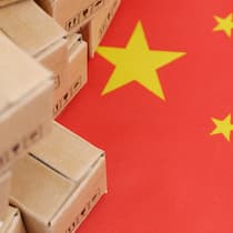 Konsumentenschutz zeigt Dropshipping-Shops an Chinese export and tariffs concept. Flag of China and many shipping carton boxes.