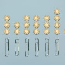 Die Kinderzulagen sind gestiegen – aber nicht überall Aneinandergereihte Münzen liegen oberhalb von Büroklammern. Wie hoch die Familienzulagen sind, hängt vom Wohnkanton ab. Ein Überblick, was seit Anfang 2025 bezüglich der veränderten Höhe in Ihrem Kanton gilt.