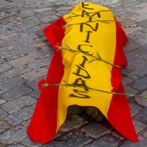 «Ein Opfer wechselt den Kanton – und ist nicht mehr geschützt» Activists from Femen Espana carried out an action to denounce the femicides and the sexist denialism - 27 Jan 2024 A femen Spain activist lays on the ground while covered with a Spanish flag, a performance simulating graves of women victims of sexist…