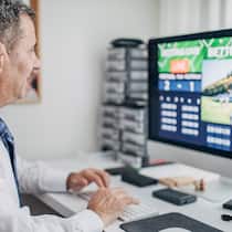 Das ist bei Sportwetten und Glücksspielen erlaubt Ein Büroangestellter platziert während der Arbeitszeit eine Live-Wette für ein Fussballspiel. Was ist in der Schweiz bei Sportwetten erlaubt? Und darf man private Tippspiel-Turniere durchführen, bei dem es um ein grosses Preisgeld geht? Das sagt das Schweizer Geldspielgesetz