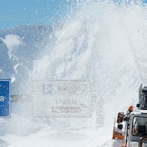 Das Ende des Osterstaus am Gotthard? Schneeräumungsarbeiten auf dem Gotthardpass