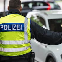 Im Streit um Grenzkontrollen hat die Schweiz nichts in der Hand Ein deutscher Bundespolizist steht am Zollamt Konstanz-Autobahn an der Grenze zwischen Kreuzlingen in der Schweiz und Konstanz in Deutschland, aufgenommen am Freitag, 9. Mai 2025. (KEYSTONE/Gian Ehrenzeller).