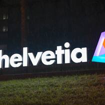Fusion von Helvetia und Baloise – was Kunden jetzt wissen sollten Das Logo der Helvetia Versicherungen leuchtet im Dunkeln, aufgenommen am Freitag, 23. April 2025, in St. Gallen. (KEYSTONE/Gian Ehrenzeller)