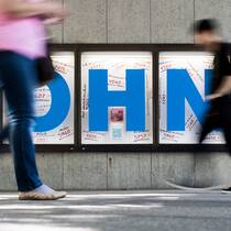 Was Sie tun können, wenn das Geld knapp wird Menschen bewegen sich vor einem Plakat mit der Aufschrift "Lohn?", aufgenommen am Donnerstag, 6. Juli 2017 in Zuerich. (KEYSTONE/Ennio Leanza)
SCHWEIZ PLAKAT "LOHN?"