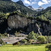 In Mitholz bleibt Explosionsgefahr bestehen Mitholz: Baustelle im Gebiet des Munitionslagers, Häuser im Vordergrund.