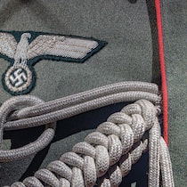 Nazi-Wanderer riskieren bald auch in der Schweiz Strafen 2YFKJKY Detail of the historically german uniform, a silver lanyard with eagle and swastika embroidered in silver bullion wire.