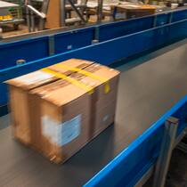Bestellen Sie besser keinen radioaktiven Schiffskompass Radioaktives Testpaket mit Kaliumsalz auf dem Förderband im Paketzentrum Urdorf