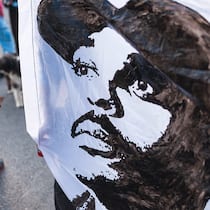 Im Fall Nzoy muss wieder ermittelt werden An einer Demonstration gegen Polizeigewalt wird ein Porträt von Nzoy mitgetragen.
