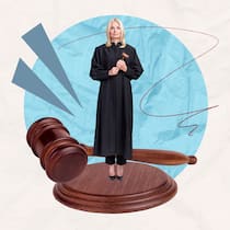 Sind Sie ein Champion in Sachen Recht? Eine Richterin hält einen Richterhammer in der Hand und steht auf einem Resonanzblock. Im Alltag begegnen uns laufend rechtliche Fragen. Viele meinen, die Antwort zu kennen. Testen Sie jetzt Ihr Wissen im Beobachter-Quiz.