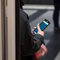 SBB zocken Kunden ohne gültiges Billett ab Eine SBB-Kontrolleurin bereitet sich auf den nächsten Einsatz vor; Die SBB zocken Kunden ohne gültiges Billet ab Wer mit einem abgelaufenen Billet kontrolliert wird, erhält eine Strafe, wie wenn er ohne Ticket unterwegs gewesen wäre. Doch in vielen Fällen dürfen die SBB nur einen reduzierten Aufschlag verlangen.