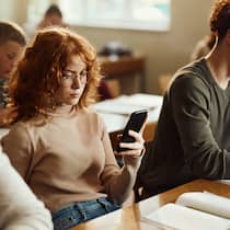 Gefahr für Kinder und Jugendliche: Ständerat lässt Social-Media-Verbot prüfen Eine Schülerin benutzt im Unterricht im Klassenzimmer ihr Mobiltelefon.