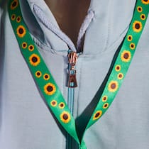 Sonnenblumen-Bändel sollen Autismus im ÖV sichtbar machen 2RE1K4H Sunflower lanyard, symbol of people with invisible or hidden disabilities.