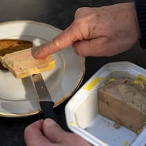 Tierqual-Produkte müssen nun gekennzeichnet werden Une personne pose une tranche de foie gras sur une assiette pour preparer le repas de Nouvel an, ce mercredi 1 janvier 2025 a Geneve. L'initiative populaire du 28 decembre 2023 "Oui a l'interdiction d'importer du foie gras (initiative foie gras)" est…