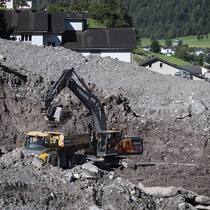 Jedes sechste Haus ist einem Naturrisiko ausgesetzt Bagger fuehren Schutt ab, aufgenommen am Dienstag, 27. August 2024, in Schwanden. Vor einem Jahr hat sich ein Erdrutsch mit 30'000 Kubikmeter Geroell und seither weitere Erdrutsche ereignet. Zahlreiche Gebaeude wurden beschaedigt, Menschen evakuiert.…