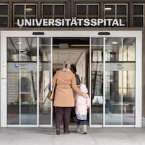 Das Unispital Zürich verweigert Infos zu Herzklinik-Skandal Blick auf den Eingang des Universitätsspitals Zürich