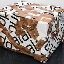 Zalando und Co.: Das müssen Sie zu Retouren wissen Solingen Kaputtes und geflicktes Packet von Zalando zur Ruecksendung, Themenbild, Symbolbild, 11.01.2017, Copyright: xDeutzmannx/xEibner-Pressefotox EPcdn
imago images 75976198