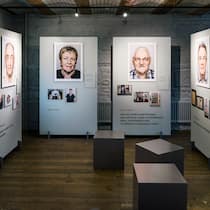 Geld darf Verdingkindern nicht gekürzt werden Blick in die Fotografie-Ausstellung von Peter Klaunzer mit Portraits von ehemaligen Verdingkindern.