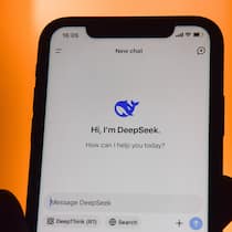 Deepseek ist ein Superstar – mit dunklen Geheimnissen January 28, 2025, London, England, UK: Major US technology firms have seen their shares fall as Chinese developers launch the low-cost DeepSeek AI chatbot. The app has overtaken its US rivals. London UK - ZUMAv130 20250128_zip_v130_024 Copyright: xVukxValcicx