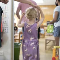 Das Kind später einschulen? Das geht nicht überall problemlos Mädchen beim Eintritt in den Kindergarten. Sind Kinder mit vier Jahren schon reif für den Kindergarten? Nein, finden immer mehr Eltern. Kinder erst ein Jahr später in den Kindergarten und in die Schule zu schicken, wird zum Trend. Der Beobachter erklärt, welche Regeln in der Schweiz gelten.