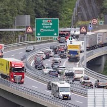 Transit-Gebühr gegen Stau – diskriminierend, aber legal Viel Verkehr auf der Autobahn A2, der Gotthardroute, zum Gotthardtunnel. // 10.08.2024: Wassen, Kanton Uri, Schweiz *** Heavy traffic on the A2 highway, the Gotthard route, to the Gotthard tunnel 10 08 2024 Wassen, Canton Uri, Switzerland
imago image…