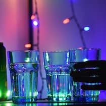Missbrauch mit K.-o.-Tropfen – Politikerinnen machen Druck Gläser und Flaschen stehen auf einem Tisch bei einer Party.