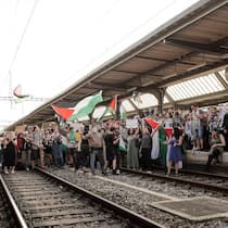 Blockierte Züge, wütende Pendler – ist das noch legitim? Genève, le 9 juin 2025. Gare Cornavin. Des centaines de personnes se rassemblent contre la guerre à Gaza. Ensuite, environ 300 personnes ont occupé les voies du train à la gare Cornavin, lundi soir, brandissant des drapeaux palestiniens et demand…