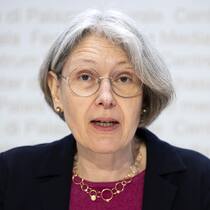 Börsenturbulenzen: Wie sicher sind unsere Renten? Vera Kupper Staub, Praesidentin OAK BV, spricht waehrend der Jahresmedienkonferenz der Oberaufsichtskommission Berufliche Vorsorge OAK BV, am Dienstag, 7. Mai 2024 in Bern. (KEYSTONE/Peter Klaunzer)
SCHWEIZ VERSICHERUNG PENSIONSKASSE OAK