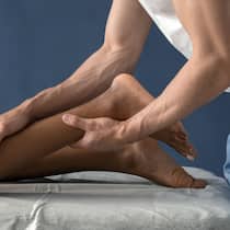 Nationalrätin kritisiert drohendes Berufsverbot Ein Therapeut kümmert sich um eine Patientin. Osteopathen mit ausländischem Diplom stehen in der Schweiz vor dem Aus. Jetzt muss der Bundesrat Stellung nehmen.