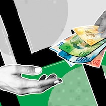 Bekomme ich Arbeitslosengeld? Eine ausgestreckte Hand hält diverse Schweizer Banknoten in der Hand und überreicht sie einer anderen Hand. Wer in der Schweiz arbeitslos wird, hat Anspruch auf Arbeitslosengeld. Doch was sind die Voraussetzungen dafür?