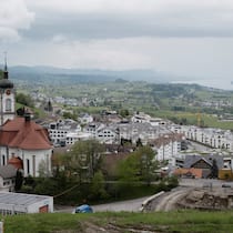 Bei den Betuchten und den Bescheidenen SCHWEIZ / Kanton Schwyz / Schindellegi / 11.05.2023Aussicht auf Schindellegi, Kanton Schwyz. Zwischen Riemenstalden und Feusisberg liegen 27 Kilometer – und Welten. Wie die Armen von hier und die Reichen von dort ticken. Und weshalb es an beiden Orten verpönt ist, als «arm» oder «reich» zu gelten. Ein Lehrstück über die Schweiz aus dem Kanton Schwyz.