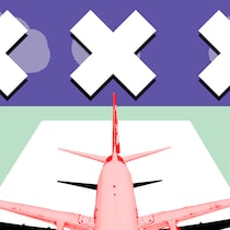 Störaktionen von Klimaaktivisten: Müssen Flugpassagiere sie ausbaden? Ein Flugzeug steht auf dem Rollfeld eines Flughafens, darüber sind drei grosse Kreuze vor einem violetten Hintergrund angebracht. Die Flughäfen Frankfurt und Köln/Bonn wurden durch Klimaaktivistinnen und -aktivisten blockiert, sodass der Flugbetrieb für mehrere Stunden aufgehalten wurde. Welche Rechte haben Flugpassagiere, deren Flug verspätet oder annulliert wurde?