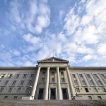 Zwangsadoptierte haben Recht auf Entschädigung Blick von unten auf das Schweizer Bundesgericht