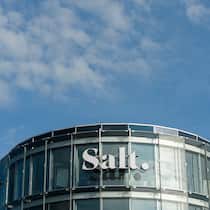 Salt macht Handyabos teurer Le logo de l'operateur telephonique Salt, anciennement Orange, est photographie sur le batiment du siege principal ce dimanche 26 avril 2015 a Renens. (KEYSTONE/Jean-Christophe Bott)