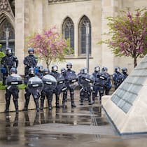 Widerstand und die Staatsgewalt Foto: Stefan Bohrer, 1.5.23, Basel: Mit einem grossen Polizeiaufgebot wird der Umuzg bei der Kundgebung zum Tag der Arbeit gestoppt in Basel, am Montag, 1. Mai 2023. In den Städten wird immer mehr demonstriert. Die Behörden fassen das zunehmend als Angriff auf. Warum sind die Fronten so verhärtet?
