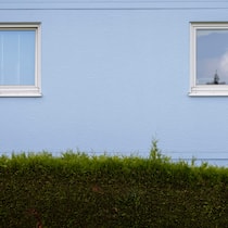 Häuser werden günstiger – eine schlechte Nachricht für Mieter Fenster eines Einfamilienhaus, fotografiert am Mittwoch, 29. Juni 2022 in Uster. (KEYSTONE/Christian Beutler)