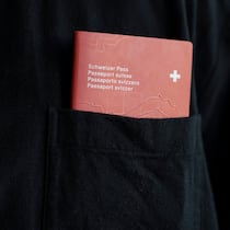 Nur noch fünf Jahre bis zum Schweizer Pass Symbolbild Ein neuer Schweizer Pass in der Brusttasche eines Hemdes, fotografiert am Dienstag, 1. November 2022, in Bern. Seit dem 31. Oktober 2022 gibt es eine neue Pass-Serie. Der neue Pass kann bei den kantonalen Passbueros oder den Schweizer Vertretungen im Ausland bestellt werden. Die neue Pass-Serie entspricht den neuesten Standards fuer Identitaetsdokumente. Das Buechlein enthaelt Designelemente, die von der Schweizer Landschaft inspiriert sind. (KEYSTONE/Christian Beutler)
