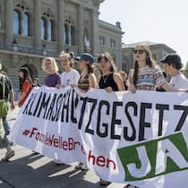 «Die Gegenargumente stützen sich auf fehlendes Vertrauen» Junge Menschen mit einem Transparent demonstrieren für das Klimaschutzgesetz